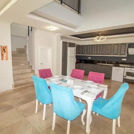 Villa Kayapark 4+1 Villa, Oezel Havuzlu,
